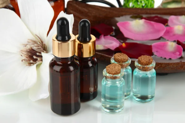 Spa kompozisyon üzerinde beyaz izole aroma yağları ile — Stok fotoğraf