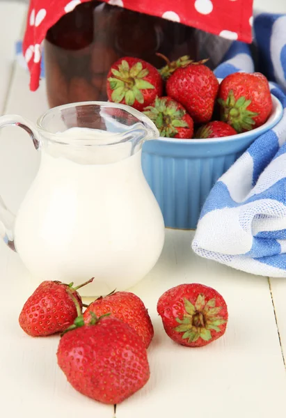 Zelfgemaakte aardbeienjam, op servet, op de houten tafel kleur op lichte achtergrond — Stockfoto