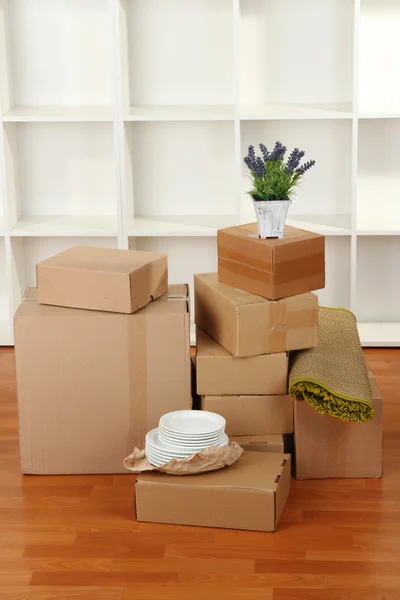 Cajas móviles en habitación vacía — Foto de Stock