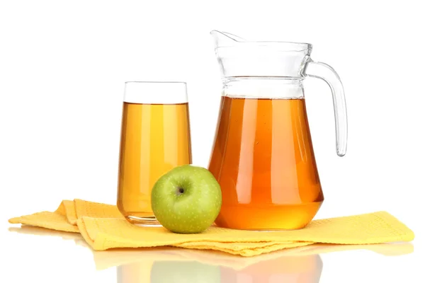 Vaso completo y jarra de zumo de manzana y manzanas aisladas en blanco —  Fotos de Stock