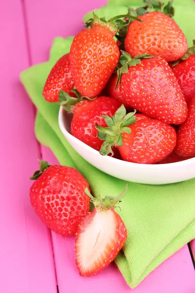 Fragola fresca in ciotola su fondo di legno rosa — Foto Stock