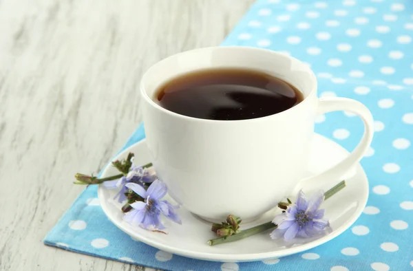 Tasse de thé à la chicorée, sur fond de bois — Photo