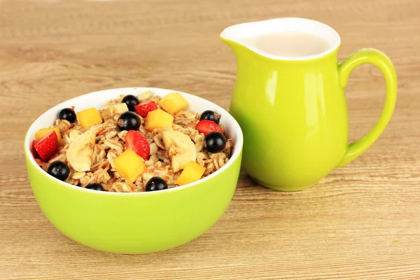 Farinha de aveia com frutas na mesa close-up — Fotografia de Stock