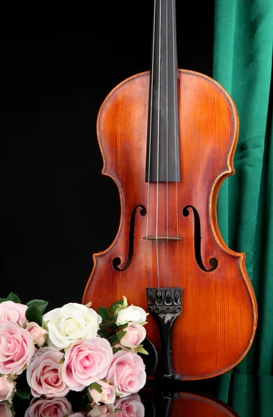 カーテンの背景上の古典的なバイオリン — ストック写真