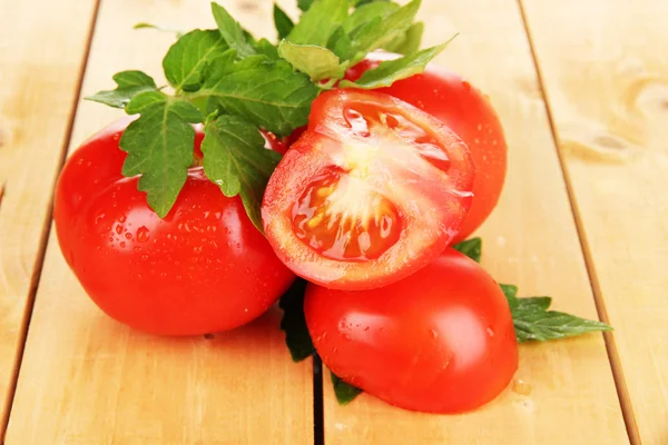 Fresh tomatoes on wooden table close-up — Stock Photo, Image