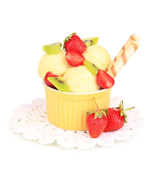 Delicioso helado con frutas y bayas en un tazón aislado en blanco — Foto de Stock