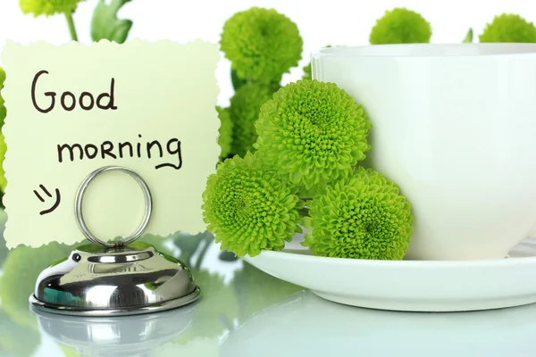 Hermoso crisantemo verde con taza de té aislado en blanco — Foto de Stock