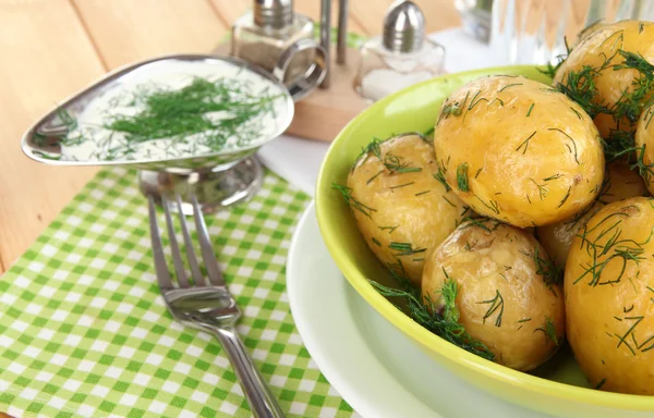 Batatas fervidas em pratos em guardanapos em mesa de madeira — Fotografia de Stock