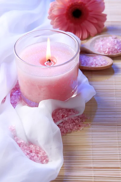 Schöne Kerze mit Blume auf weißem Tuch, Nahaufnahme — Stockfoto