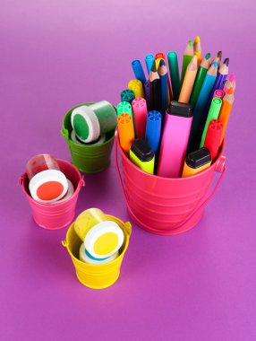 guaj boya, kalem, çeşitli renklerde mor arka plan potalara işaretleri