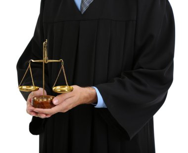 Yargıç ölçekler üzerinde beyaz izole holding