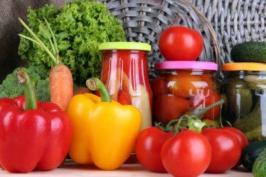 taze sebze ve konserve üzerinde tablo kapat