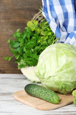 ahşap arka plan masaya sebze bileşimi