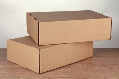 parsel kutuları gri arka plan üzerinde ahşap tablo