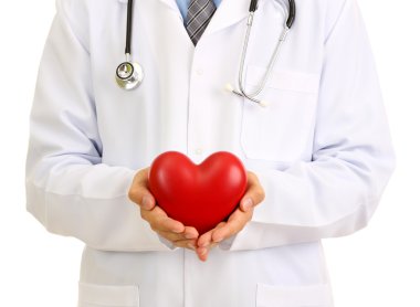 Tıp doktoru beyaz izole kalp tutan