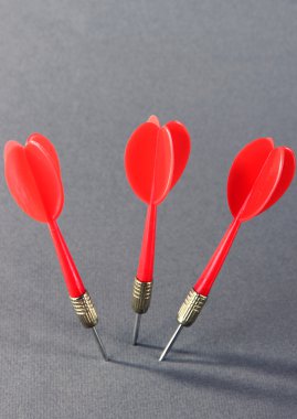 Dart gri arka plan üzerinde