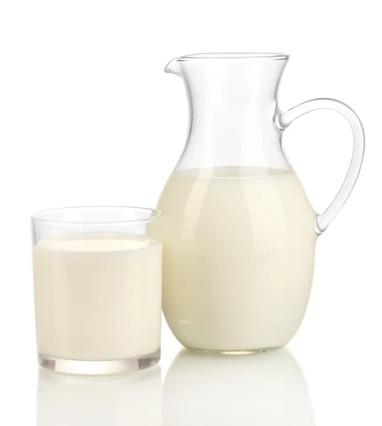 Leche en jarra y vidrio aislados en blanco — Foto de Stock