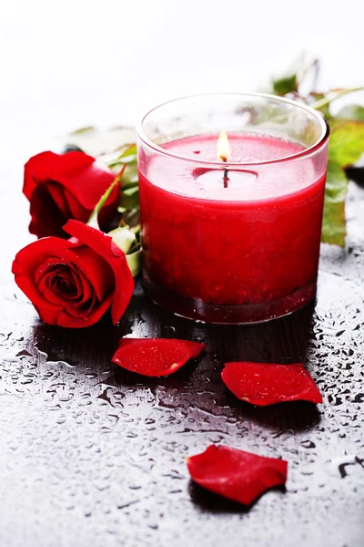 Bella candela rossa romantica con fiori, da vicino — Foto Stock