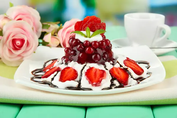 Смачний желе-десерт зі свіжими ягодами, на яскравому фоні — стокове фото