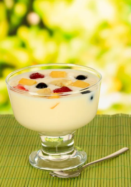 在明亮的背景上桌子上的水果与美味酸奶 — 图库照片