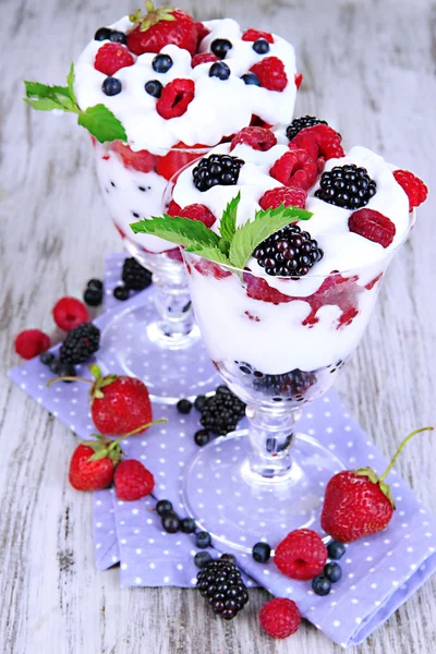 Natural yogurt with fresh berries on wooden background — Stock Photo, Image