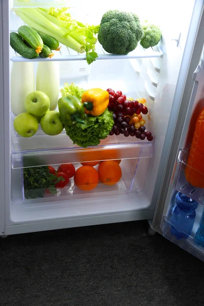 菜食主義の食糧を冷蔵庫を開く — ストック写真