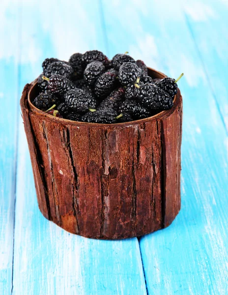 Ripe mulberries in bowl on wooden background — Stock Photo, Image