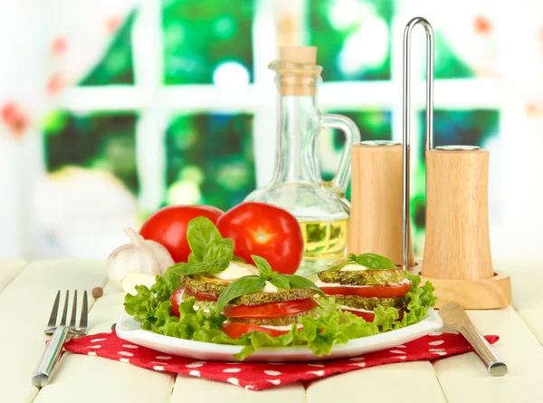 Leckere geröstete Mark und Tomatenscheiben mit Salatblättern, auf hellem Hintergrund — Stockfoto