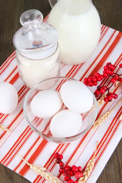 Ingredienser för degen på träbord närbild — Stockfoto