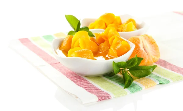 Mermelada de naranja con ralladura y mandarinas, aislada sobre blanco — Foto de Stock