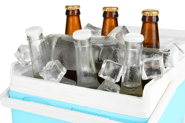 Ταξιδεύουν ψυγείο με μπουκάλια μπύρας και παγάκια που απομονώνονται σε λευκό — Φωτογραφία Αρχείου