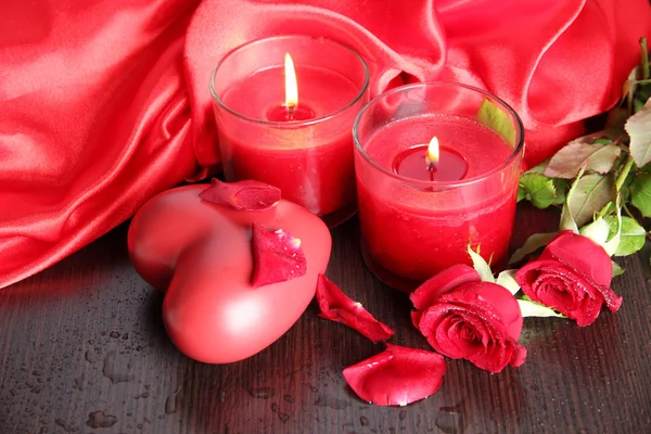 Hermosa vela roja romántica con flores, de cerca — Foto de Stock