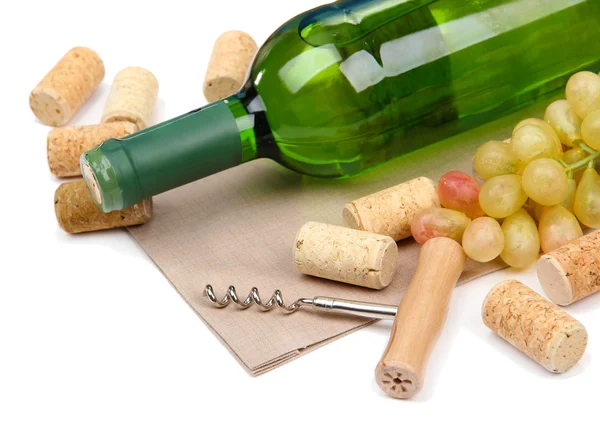 Botella de vino, uvas y corchos, aislada sobre blanco —  Fotos de Stock