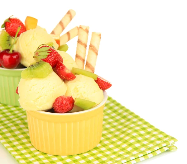 Νόστιμο παγωτό με τα φρούτα και τα μούρα σε μπολ που απομονώνονται σε λευκό — Φωτογραφία Αρχείου