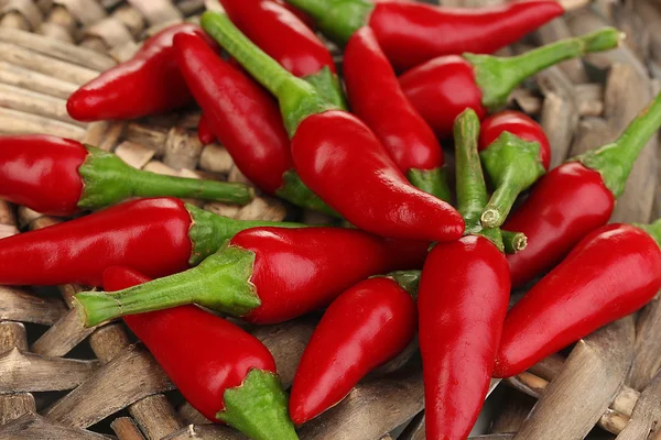 Pequeños pimientos picantes en primer plano estera de mimbre —  Fotos de Stock