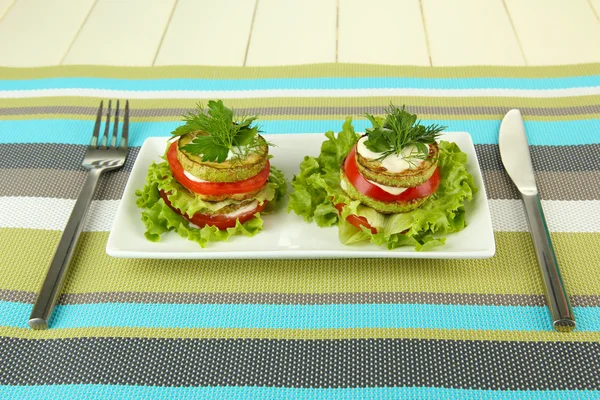 Leckere geröstete Knochenmark und Tomatenscheiben mit Salatblättern, auf Holzgrund — Stockfoto