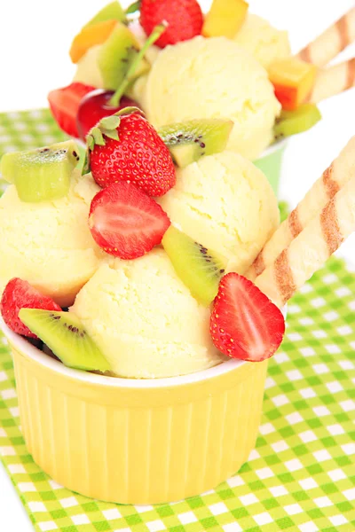 Вкусное мороженое с фруктами и ягодами в миске вблизи — стоковое фото