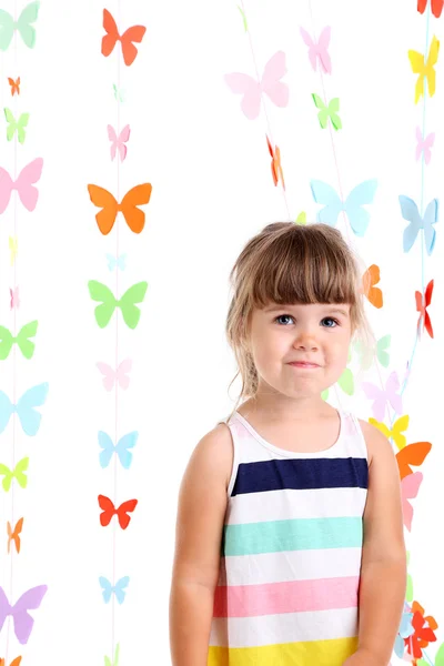 Retrato de niña sobre guirnaldas de fondo de mariposas — Foto de Stock