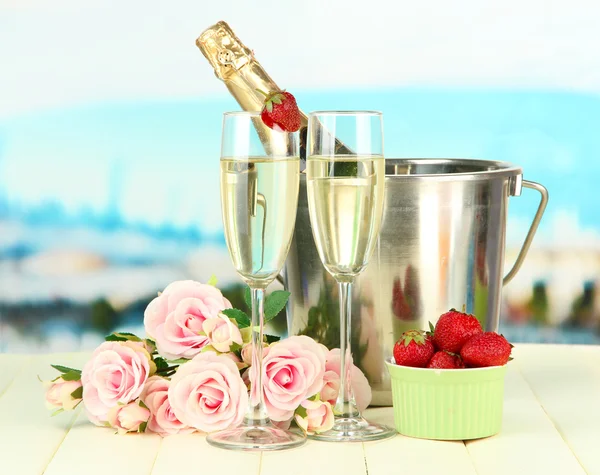 Romantische Stilleven met champagne, aardbei en roze rozen, op lichte achtergrond — Stockfoto