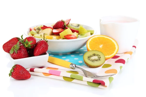 Yararlı meyve salatası, taze meyve ve çilek beyaz izole kase — Stok fotoğraf