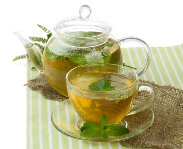 Bule e xícara de chá de ervas com flores frescas de hortelã isoladas em branco — Fotografia de Stock