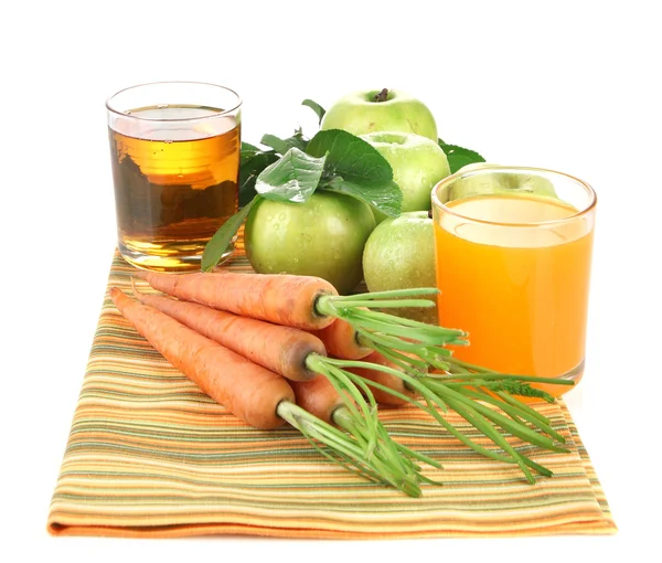 Verres de jus, pommes et carottes, isolés sur blanc — Photo