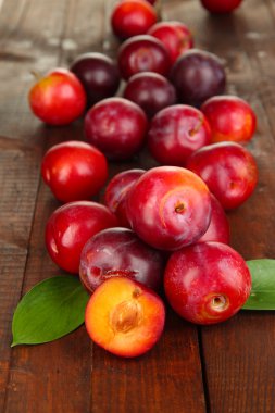 ahşap masa yakın çekim üzerinde olgunlaşmış Erik