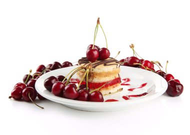 plaka üzerinde beyaz izole lezzetli bisküvi pastası