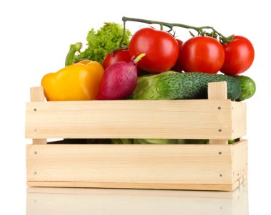 beyaz zemin üzerine ahşap kutusunda taze sebze