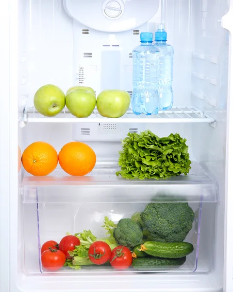 Offener Kühlschrank mit vegetarischer Kost — Stockfoto