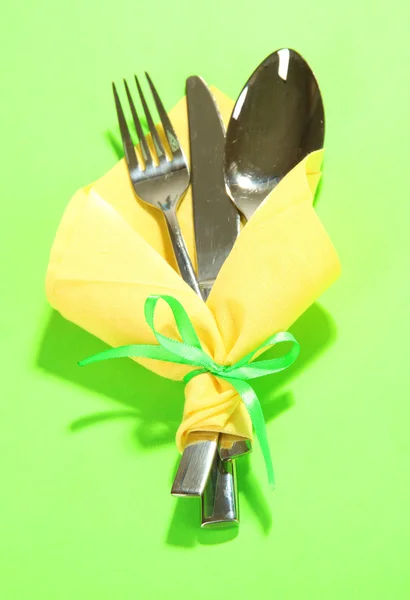 Forchetta, cucchiaio, coltello in tovagliolo su sfondo brillante — Foto Stock