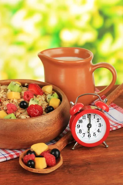 Harina de avena con frutas en la mesa sobre fondo brillante — Foto de Stock