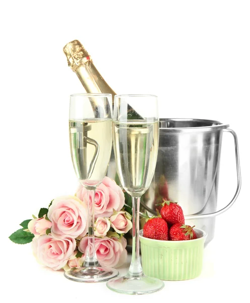 Bodegón romántico con champán, fresa y rosas rosadas, aislado en blanco —  Fotos de Stock