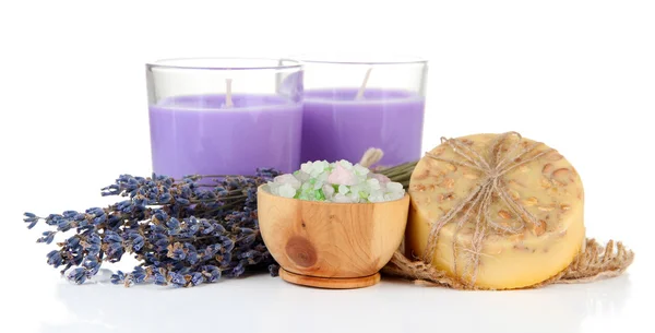 Vela de lavanda con jabón y lavanda fresca, aislada en blanco — Foto de Stock